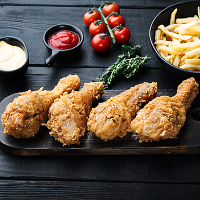 포토 JPG 해외이미지 방울토마토 실내 사람없음 치킨 감자튀김 케첩 허브 닭다리 마요네즈 나무도마 닭다리튀김 나무배경 해외포토 식물 백그라운드 토마토 감자 도마 내부 목재 튀김 소스_음식 닭고기요리 파일형식 이미지허브