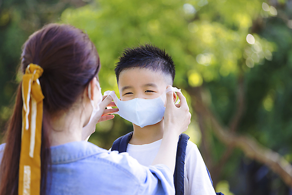 포토 JPG 해외이미지 응시 여자 남자 아들 어린이 학교 가족 엄마 함께함 사랑 마스크 동양인 소년 상반신 성인 야외 두명 오염 신학기 준비 해외포토 시선 교육 감정 컨셉 관계 사람 인종 파일형식 이미지허브
