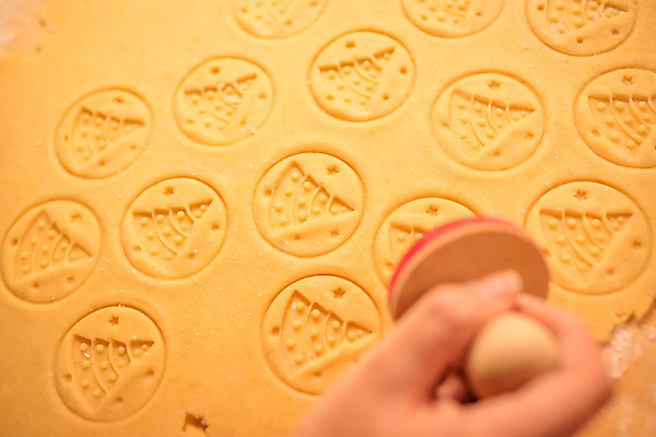 포토 JPG 해외이미지 나무 별 음료 음식 백그라운드 크리스마스 겨울 재료 탁자 휴가 요리 사람 사람없음 목재 장식 갈색 쿠키 케이크 주방 초콜릿 빵집 우유 시골 달콤 낟알 설탕 컵케이크 시리얼 굽기 먹기 준비 날것 반죽 밀가루 머핀 버터 생강 우표 시나몬 커터 페스츄리 핸드메이드 해외포토 자연요소 식물 계절 기념일 빵 컬러 가구 채소 모션 디저트 유제품 상점 맛 가루 구이 파일형식 이미지허브