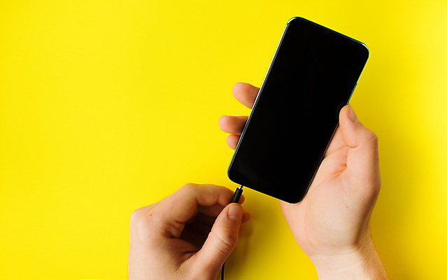 포토 JPG 해외이미지 손 비즈니스 통신 청소년 모바일 실내 성인 사람없음 스마트폰 핸드폰 사무실 잡기 연결 전화기 카피스페이스 해외포토 모션 사람 내부 신체부위 전자제품 스마트기기 공백 파일형식 이미지허브