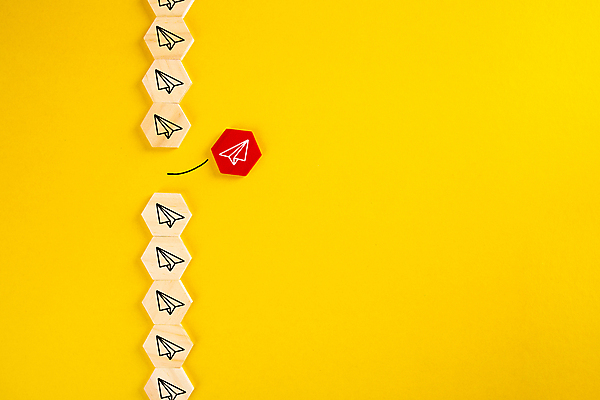 포토 JPG 해외이미지 비즈니스 실내 사람없음 비행 종이비행기 오브젝트 일렬 일탈 노란배경 나무블록 카피스페이스 나오기 해외포토 백그라운드 모션 내부 목재 노란색 공백 블록 종이접기 파일형식 이미지허브