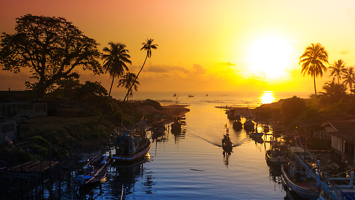 포토 JPG 해외이미지 아시아 모래 바다 태국 하늘 어류 사람없음 물 마을 일출 항구 일몰 보트 코코넛 해외포토 자연요소 나라 배_교통 과일 교통시설 노을 수중동물 파일형식 이미지허브