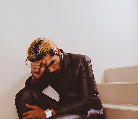 포토 JPG 해외이미지 라이프스타일 남자 회사 비즈니스 사람 앉기 사람없음 스마트폰 독서 흰색 비즈니스맨 스마트 문제 주인 변호사 경영 마케팅 심각 해외포토 직업 컬러 컨셉 모션 생활 핸드폰 스마트기기 직장인 파일형식 이미지허브