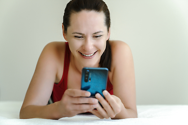 포토 JPG 해외이미지 여자 인터넷 통신 주택 갈색머리 대화 한명 성인 파란색 스마트폰 핸드폰 웹 침대 부름 온라인 동영상 거짓말 해외포토 1 헤어스타일 컬러 가구 모션 말하기 사람 건물 전자제품 스마트기기 파일형식 이미지허브