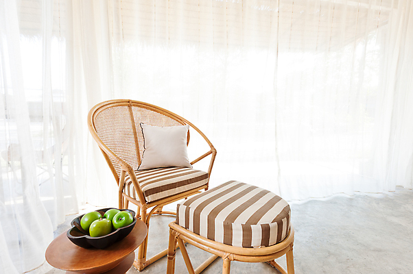 포토 JPG 해외이미지 라이프스타일 디자인 가구 쿠션 거실 의자 베개 탁자 휴식 새로움 주택 실내 사람없음 내부 목재 장식 빛 갈색 방 흰색 커튼 휴게실 고급 디자이너 대나무 리빙 등나무 스타일 안락 해외포토 나무 직업 컬러 생활용품 컨셉 재료 침구 건물 생활 파일형식 이미지허브