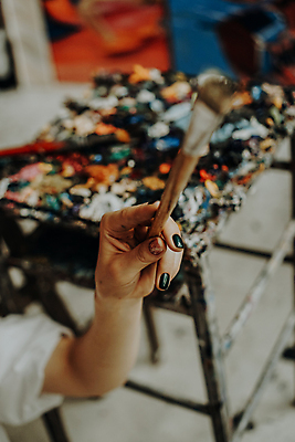 포토 JPG 해외이미지 손 실내 들기 아웃포커스 신체부위 붓 소프트포커스 해외포토 모션 촬영기법 사람 내부 파일형식 이미지허브