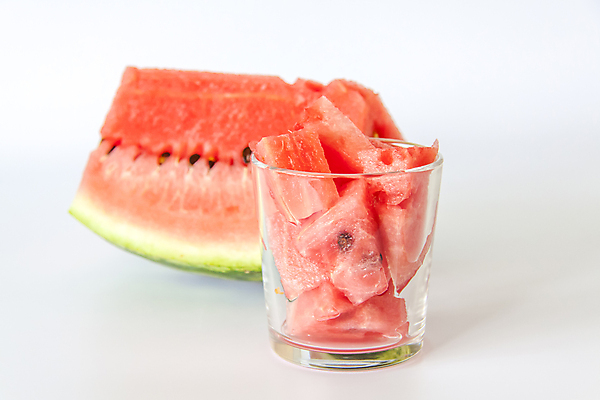 포토 JPG 해외이미지 잔 수박 실내 사람없음 아웃포커스 달콤 흰배경 담기 수박씨 수박조각 제철과일 해외포토 식기 조각 백그라운드 과일 모션 촬영기법 씨앗 내부 흰색 맛 제철 파일형식 이미지허브