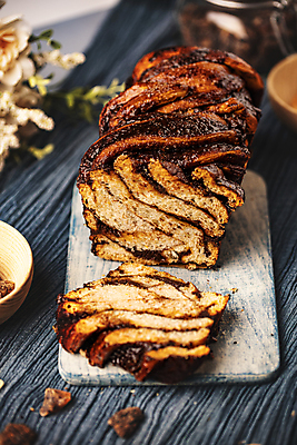 포토 JPG 해외이미지 빵 조각 사람없음 케이크 초콜릿 소프트포커스 슬라이스 나무도마 파운드케이크 해외포토 음식 디저트 도마 촬영기법 목재 파일형식 이미지허브