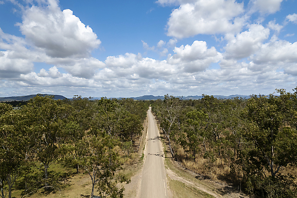 포토 JPG 해외이미지 나무 도로 모래 여행 곡선 자연 휴가 건조 안테나 사람없음 야외 모래사장 캠핑 운전 탐험 뜨거움 호주 먼지 멀리 탐사 서식지 굴곡 드론 해외포토 식물 길 선 바다 통신 교통시설 모션 레저 오세아니아 생태계 파일형식 이미지허브
