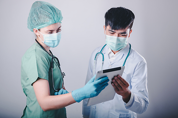 포토 JPG 해외이미지 직업 백그라운드 유니폼 통신 건강 병원 실험 가면 서기 안전 두명 치료 알약 약 중국 고통 장비 환자 간호사 의사 정보 긴급 작업 그룹 수술 실험실 바이러스 보호 씻기 토론 보고서 다인종 보여주기 반대 병실 고용 돌봄 해외포토 옷 감정 아시아 컨셉 의학 모션 사람 인종 청결 의료진 구직 채용 파일형식 이미지허브