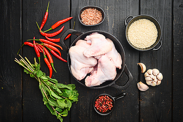 포토 JPG 해외이미지 채소 고추 실내 마늘 사람없음 하이앵글 닭고기 신선 냄비 날것 소금 후추 닭날개 나무배경 해외포토 뷰포인트 백그라운드 육류 내부 솥 향신료 파일형식 이미지허브