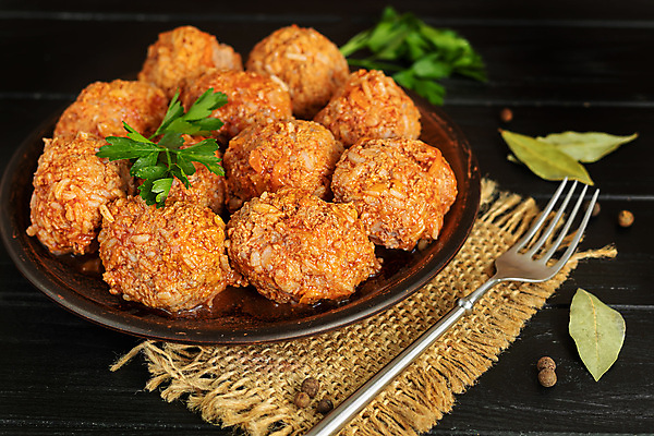 포토 JPG 해외이미지 접시 포크 검은배경 실내 파슬리 요리 사람없음 미트볼 담기 월계수 해외포토 식기 음식 백그라운드 채소 모션 내부 검은색 파일형식 이미지허브