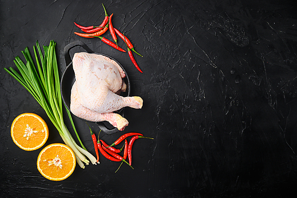 포토 JPG 해외이미지 오렌지 고추 검은배경 실내 사람없음 하이앵글 닭고기 신선 냄비 날것 닭다리 대파 카피스페이스 해외포토 뷰포인트 백그라운드 채소 과일 육류 내부 검은색 공백 솥 파 파일형식 이미지허브