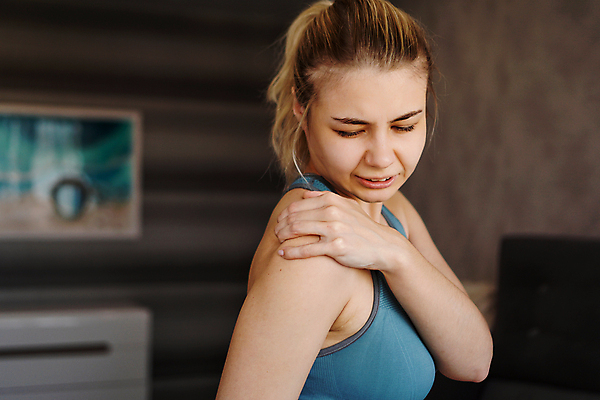 포토 JPG 해외이미지 여자 운동선수 실내 한명 상반신 성인 옆모습 아웃포커스 고통 잡기 어깨통증 성인여자한명만 해외포토 1 감정 스포츠 뷰포인트 모션 촬영기법 사람 내부 질병 여자한명만 성인여자만 파일형식 이미지허브
