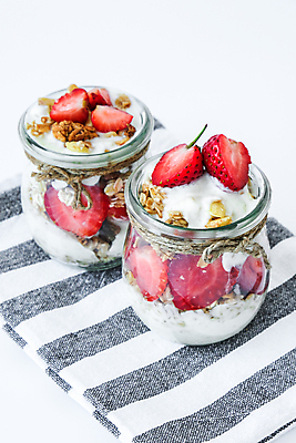 포토 JPG 해외이미지 딸기 실내 사람없음 식탁보 흰배경 요거트 그릭요거트 해외포토 백그라운드 과일 유제품 내부 흰색 파일형식 이미지허브