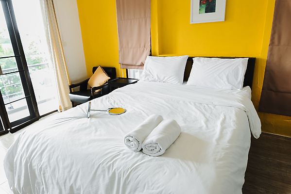 포토 JPG 해외이미지 액자 쿠션 의자 창문 침구 호텔 휴식 실내 사람없음 인테리어 수건 침대 객실 해외포토 디자인 가구 컨셉 숙소 내부 위생용품 파일형식 이미지허브