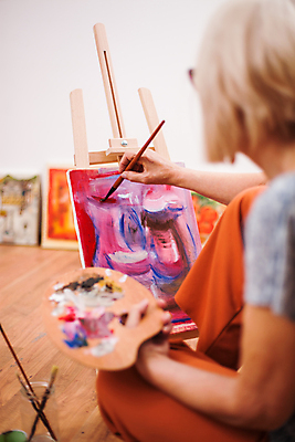 포토 JPG 해외이미지 백인 라이프스타일 응시 여자 행복 상상 바닥 주택 직장 실내 창조 미술 한명 미소 앉기 성인 취미 사람없음 금발 페인트 기쁨 은퇴 그림 예술가 캔버스 페인트붓 화가 해외포토 서양인 직업 1 헤어스타일 시선 감정 회사 모션 문화예술 표정 사람 내부 건물 생활 붓 파일형식 이미지허브