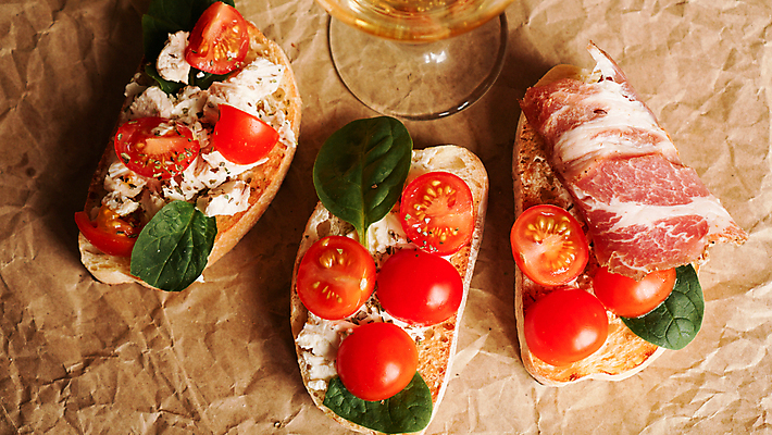 포토 JPG 해외이미지 전통 접시 종이 음료 음식 빵 백그라운드 잎 토마토 채소 유리 탁자 염소 치즈 샌드위치 건강 요리 사람없음 목재 빨간색 컬러풀 소풍 와인 식사 저녁식사 이탈리아 흰색 맛 애피타이저 바게트 먹기 메뉴 바질 점심식사 브루스케타 식품점 특별함 카피스페이스 해외포토 나무 식물 식기 유럽 컬러 가구 컨셉 재료 포유류 모션 재질 유제품 주류 야외활동 상점 공백 파일형식 이미지허브