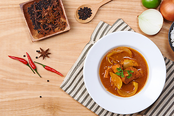 포토 JPG 해외이미지 그릇 양파 실내 사람없음 식탁보 홍고추 카레 나무숟가락 나무접시 치킨카레 나무배경 팔각회향 해외포토 식기 접시 음식 백그라운드 채소 고추 내부 숟가락 향신료 파일형식 이미지허브