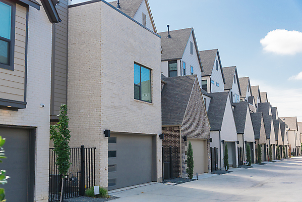 포토 JPG 해외이미지 식물 창문 가족 부동산 새로움 거리 아파트 주택 잔디 사람없음 목재 고층빌딩 미국 차도 도시 재산 고급 큼 오솔길 관목 좁은 커뮤니티 연립주택 이웃 대출 개발 교외 차고 소유 해외포토 나무 도로 길 컨셉 북아메리카 재료 관계 빌딩 건물 금융 크기 파일형식 이미지허브