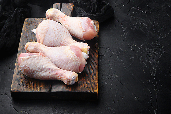 포토 JPG 해외이미지 검은배경 실내 사람없음 닭고기 신선 날것 닭다리 나무도마 카피스페이스 해외포토 백그라운드 도마 육류 내부 목재 검은색 공백 파일형식 이미지허브
