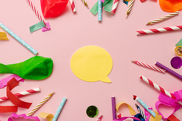 포토 JPG 해외이미지 리본 말풍선 초 프레임 실내 빨대 사람없음 하이앵글 파티 축하 생일 즐거움 포스트잇 꽃가루 풍선 카피스페이스 분홍색배경 해외포토 기념일 감정 뷰포인트 분홍색 백그라운드 컨셉 이벤트 내부 공백 메모지 가루 파일형식 이미지허브