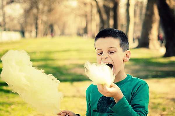 포토 JPG 해외이미지 백인 학생 공원 어린이 따뜻함 그림자 한명 소년 야외 여름 햇빛 태양 맑음 숲 먹기 토막 해외포토 자연요소 서양인 1 계절 공공시설 남자 모션 날씨 사람 파일형식 이미지허브