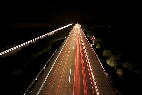 포토 JPG 해외이미지 유럽 도로 길 선 여행 백그라운드 컨셉 교통시설 모션 자동차 화살 경고 사람없음 야외 빨간색 세로 빛 달리기 어둠 페인트 운전 흰색 고속도로 보행로 야간 아스팔트 방향 심볼 사인 속도 신호 도로표지판 재촉 땅바닥 방법 자취 조언 해외포토 자연요소 나라 육상교통 컬러 교통 바닥 표지판 시설 파일형식 이미지허브