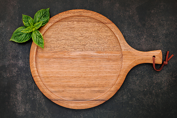 포토 JPG 해외이미지 잎 주방용품 검은배경 손잡이 사람없음 하이앵글 나무도마 콘크리트 플랫레이 카피스페이스 해외포토 식물 뷰포인트 생활용품 백그라운드 도마 목재 검은색 공백 플랫 파일형식 이미지허브