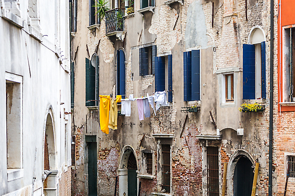 포토 JPG 해외이미지 전통 옷 선 밧줄 벽 셔츠 건축양식 자연 하늘 바람 거리 주택 건조 매달리기 사람없음 야외 건물 초록색 파란색 컬러풀 이탈리아 발코니 흰색 직물 신선 도시 씻기 빨래 빨랫줄 에코 베네치아 옛날 해외포토 자연요소 건축물 건축 유럽 줄 컬러 상의 가사 모션 날씨 환경 청결 생태계 파일형식 이미지허브