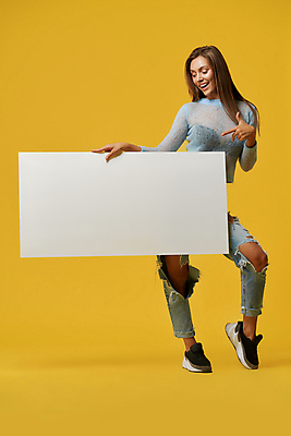 포토 JPG 해외이미지 배너 옷 여자 행복 유럽 종이 포즈 백그라운드 운동화 한명 사람 성인 노란색 귀여움 가리킴 잡기 발표 스웨터 만족 보여주기 시트 고립 목업 스타일 카피스페이스 해외포토 1 감정 나라 컬러 신발 컨셉 상의 모션 손짓 공백 파일형식 이미지허브