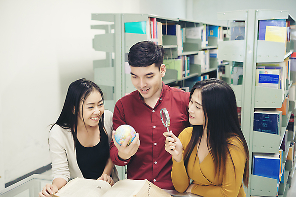 포토 JPG 해외이미지 모델 1 학생 라이프스타일 응시 교육 행복 지구 사람 앉기 책 세명 친구 학습 스터디 세계 독서 시험 흰색 작업 그룹 도서관 읽기 대학교 해외포토 시선 감정 컬러 학교 관계 모션 생활 파일형식 이미지허브