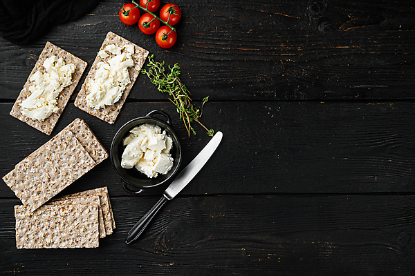 포토 JPG 해외이미지 검은배경 치즈 실내 사람없음 하이앵글 크래커 나이프 애피타이저 카피스페이스 페타치즈 호밀크래커 해외포토 식기 음식 뷰포인트 백그라운드 유제품 내부 쿠키 검은색 공백 칼 파일형식 이미지허브