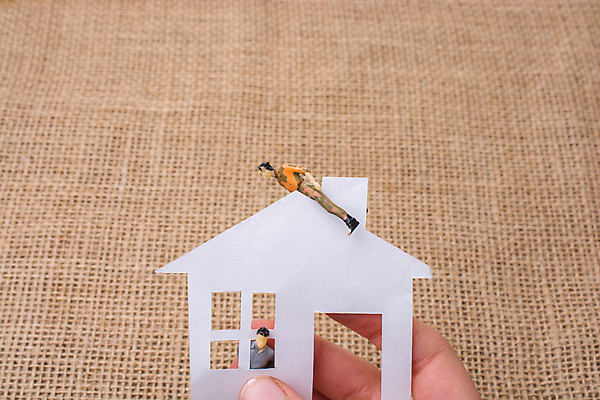 포토 JPG 해외이미지 종이 실내 들기 사람없음 인물미니어처 집모양 갈색배경 해외포토 모양 백그라운드 모션 내부 갈색 미니어처 파일형식 이미지허브