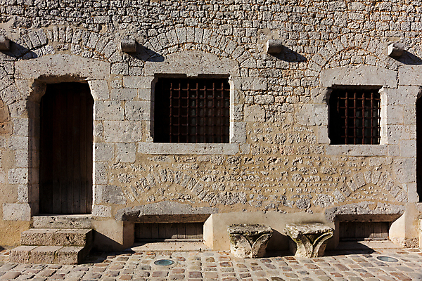 포토 JPG 해외이미지 중년 여행 건축양식 창문 휴가 풍경 사람없음 건물 목재 문 프랑스 바위 재산 장면 옛날 해외포토 나무 건축물 건축 유럽 재료 성인 금융 돌_바위 파일형식 이미지허브
