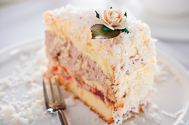 포토 JPG 해외이미지 접시 꽃 음식 조각 백그라운드 크리스마스 가족 휴가 디저트 주택 발렌타인데이 사람없음 노란색 케이크 식당 초콜릿 축제 낭만 흰색 대접 신선 생일 고급 닫기 달콤 맛 유혹 설탕 굽기 먹기 크림 질감 슬라이스 코코넛 층 스펀지 바닐라 특별함 페스츄리 핸드메이드 스타일 맛있는 해외포토 식물 식기 기념일 빵 컬러 컨셉 과일 관계 모션 데이이벤트 건물 상점 구이 파일형식 이미지허브