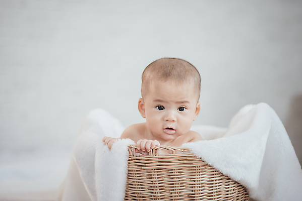 포토 JPG 해외이미지 백인 1 딸 행복 얼굴 어린이 휴식 실내 건강 한명 사람 뷰티 흰색 자녀 침대 표현 아기 신생아 작음 순수 시트 천진난만 유일 해외포토 서양인 감정 컬러 가구 컨셉 가족 내부 신체부위 크기 파일형식 이미지허브