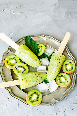 포토 JPG 해외이미지 접시 회색배경 단면 아이스크림 실내 키위 사람없음 얼음 슬라이스 과일아이스크림 막대아이스크림 해외포토 자연요소 식기 백그라운드 과일 디저트 내부 회색 파일형식 이미지허브