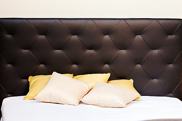 포토 JPG 해외이미지 모양 라이프스타일 디자인 가구 쿠션 패턴 의자 베개 침구 탁자 휴식 아파트 주택 사람없음 내부 목재 장식 컬러풀 갈색 검은색 침실 방 수확 흰색 침대 잠 클래식 고급 우아함 닫기 묘사 질감 더블 스타일 안락 해외포토 나무 컬러 생활용품 컨셉 무늬 농업 재료 모션 건물 생활 파일형식 이미지허브