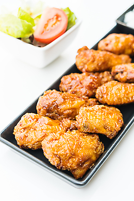 포토 JPG 해외이미지 그릇 접시 실내 사람없음 치킨 프라이드치킨 샐러드 흰배경 해외포토 식기 음식 백그라운드 내부 흰색 닭고기요리 파일형식 이미지허브