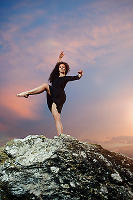 포토 JPG 해외이미지 백인 1 여자 스포츠 포즈 이동 신체 요가 모션 하늘 기술 건강 한명 달리기 운동 햇빛 뷰티 유행 맑음 스트레칭 일몰 공연 연주자 댄서 춤 우아함 유연 발레 발레리나 체조 암초 에어로빅 곡예사 스타일 해외포토 서양인 직업 웰빙 컨셉 날씨 문화예술 사람 이벤트 태양 노을 음악가 파일형식 이미지허브
