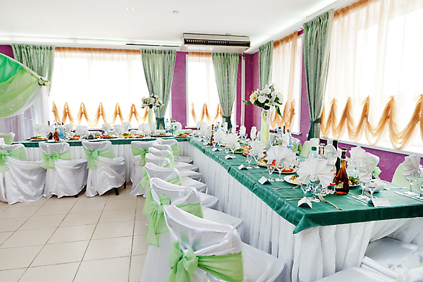 포토 JPG 해외이미지 접시 기념일 음료 음식 결혼 포크 의자 유리 탁자 결혼식 발렌타인데이 선물 사랑 이벤트 사람없음 내부 장식 초록색 뷰티 식당 저녁식사 낭만 식탁보 흰색 축하 직물 고급 우아함 배열 냅킨 설정 접수 해외포토 식기 감정 컬러 가구 컨셉 데이이벤트 재질 상점 식사 파일형식 이미지허브