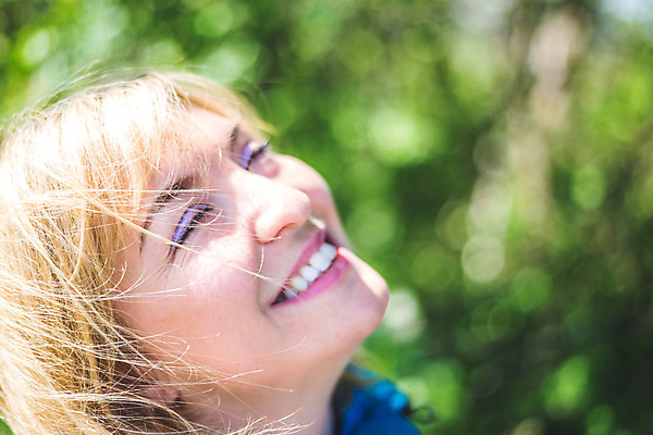포토 JPG 해외이미지 모델 라이프스타일 공원 여자 행복 감정 얼굴 자연 한명 성인 야외 초록색 여름 파란색 금발 유행 정원 놀람 봄 기쁨 꿈 신선 긍정 스타일 카피스페이스 해외포토 1 헤어스타일 계절 공공시설 컬러 컨셉 표정 사람 생활 신체부위 공백 생태계 파일형식 이미지허브