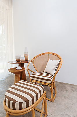 포토 JPG 해외이미지 라이프스타일 디자인 가구 쿠션 거실 의자 베개 탁자 휴식 새로움 주택 실내 사람없음 내부 목재 장식 빛 갈색 방 흰색 커튼 휴게실 고급 디자이너 대나무 리빙 등나무 스타일 안락 해외포토 나무 직업 컬러 생활용품 컨셉 재료 침구 건물 생활 파일형식 이미지허브