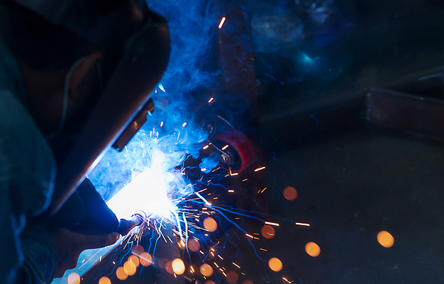 포토 JPG 해외이미지 남자 실내 한명 상반신 성인 옆모습 빛 어둠 업무 연기 빛망울 불똥 용접 용접공 용접기 용접마스크 철강 성인남자한명만 해외포토 직업 1 뷰포인트 마스크 사람 내부 작업 남자한명만 성인남자만 파일형식 이미지허브