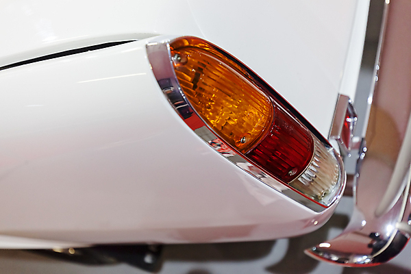 포토 JPG 해외이미지 모델 디자인 도로 부분 교통시설 자동차 새로움 사람없음 빨간색 빛 금속 장비 운전 오토바이 램프 고급 브레이크 묘사 꼬리 잡종 자동 스타일 주도 해외포토 길 육상교통 컬러 교통 컨셉 모션 재질 조명 바이크 예절 시설 파일형식 이미지허브