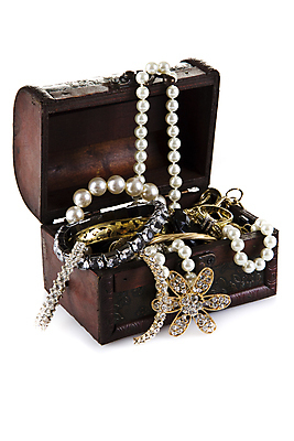 포토 JPG 해외이미지 돈 장신구 팔찌 사람없음 목재 장식 상자 금속 수확 골동품 흰색 반지 오픈 재산 황금 은색 작음 나무상자 컨테이너 보석 가득함 복고 투자 귀 에메랄드 다이아몬드 보물 목각 고립 궤 루비 옛날 해외포토 나무 산업 컬러 농업 비즈니스 재료 재질 신체부위 금융 크기 광석 파일형식 이미지허브