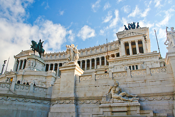 포토 JPG 해외이미지 주간 구름 유럽풍경 하늘 유럽건축 사람없음 야외 건물 동상 이탈리아 청동상 해외포토 자연요소 건축물 유럽 서양건축 풍경 조형물 조각상 기념물 파일형식 이미지허브