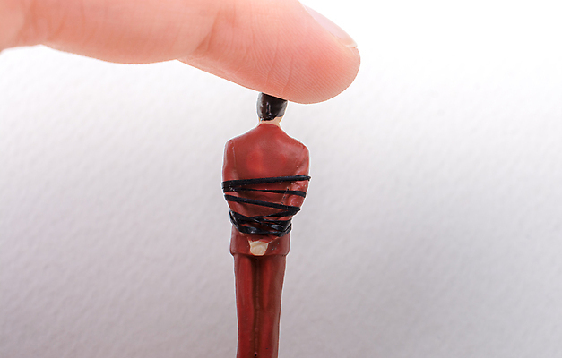 포토 JPG 해외이미지 손가락 실내 신체부위 미니어처 구속 흰배경 인물미니어처 해외포토 손 백그라운드 컨셉 사람 내부 모형 흰색 파일형식 이미지허브