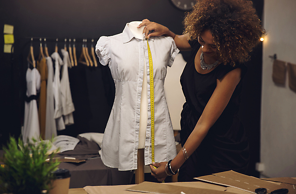 포토 JPG 해외이미지 여자 화분 흑인 탁자 줄자 고개숙이기 한명 상반신 성인 앞모습 잡기 업무 작업 파마 마네킹 패션디자이너 의상디자인 스탠드옷걸이 성인여자한명만 해외포토 서양인 1 헤어스타일 디자인 뷰포인트 가구 모션 자 숙이기 사람 옷걸이 디자이너 여자한명만 성인여자만 파일형식 이미지허브